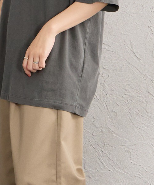 Guess（ゲス）の「【WEB限定】[GUESS/ゲス] UNI ショートスリーブプリントＴシャツ（Tシャツ/カットソー・レディース・チャコール・M/L）」の9枚目の写真