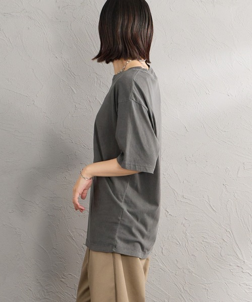 Guess（ゲス）の「【WEB限定】[GUESS/ゲス] UNI ショートスリーブプリントＴシャツ（Tシャツ/カットソー・レディース・チャコール・M/L）」の22枚目の写真