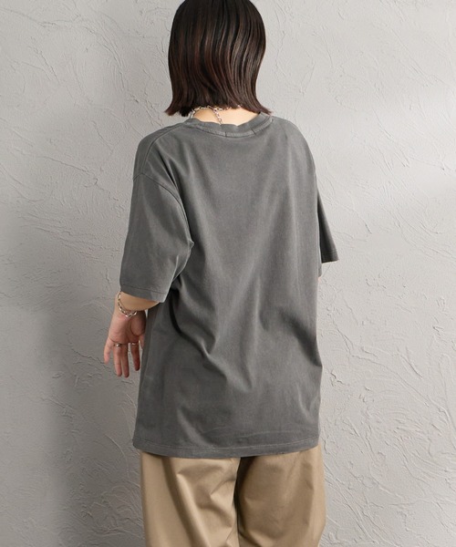 Guess（ゲス）の「【WEB限定】[GUESS/ゲス] UNI ショートスリーブプリントＴシャツ（Tシャツ/カットソー・レディース・チャコール・M/L）」の21枚目の写真