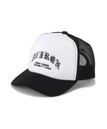 AVIREX（アヴィレックス）の「VARSITY OLD ENGLISH ARCH LOGO MESH CAP / バーシティ アーチロゴ メッシュキャップ / AVIREX / アヴィレックス（キャップ）」