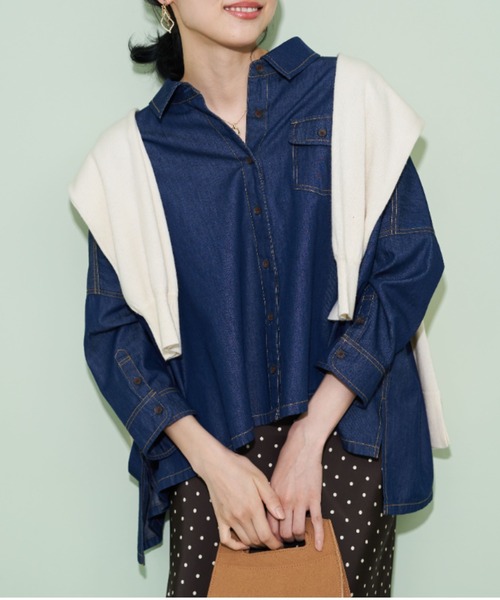 BELLUNA(ベルーナ)の「大人のゆるっと変形デニムシャツ(シャツ/ブラウス・レディース・ライトブルー/インディゴブルー・FREE)」の1枚目の写真