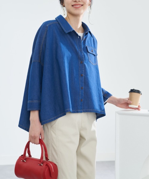 BELLUNA(ベルーナ)の「大人のゆるっと変形デニムシャツ(シャツ/ブラウス・レディース・ライトブルー/インディゴブルー・FREE)」の4枚目の写真