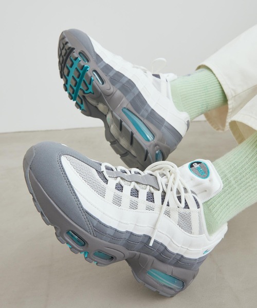 NIKE(ナイキ)の「ナイキ エア マックス 95 ビッグバブル "OG" メンズシューズ / Nike Air Max 95 Big Bubble "OG" Men's Shoes HM4740-103 Summit White(スニーカー・メンズ・アイボリー・25.5/24.5/27.5/27/26.5/26/30/29/28.5/28/24/25)」の2枚目の写真