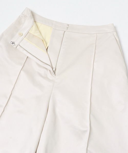 URBAN RESEARCH ROSSO WOMEN(アーバンリサーチ ロッソ)の「ハードサテンハーフパンツ(その他パンツ・レディース・アイボリー・38/36)」の4枚目の写真
