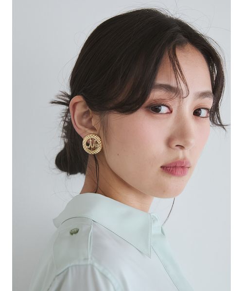 Mila Owen(ミラオーウェン)の「Mモチーフイヤリング(イヤリング・レディース・ゴールド/シルバー・F)」の4枚目の写真