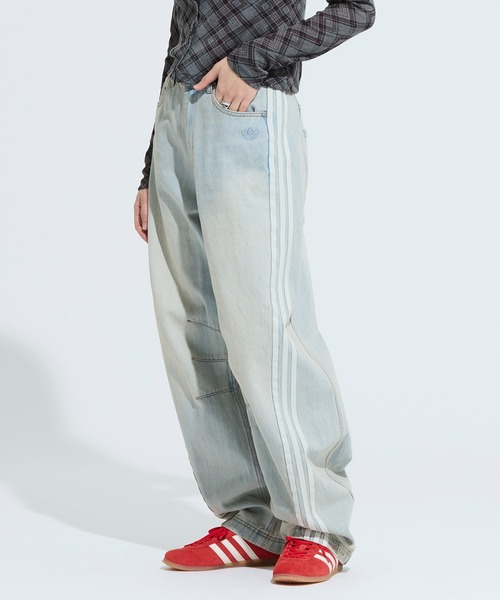 adidas（アディダス）の「Adilenium シーズン 3 バナナフィット ウォッシュドデニムパンツ / アディダスオリジナルス adidas Originals（その他パンツ・レディース・ブルー・24inch/25inch/26inch/27inch/28inch/29inch/30inch/31inch/32inch/33inch/34inch）」の2枚目の写真