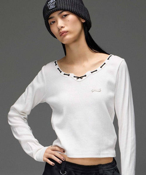 X-girl（エックスガール）の「STRING COLLAR L/S COMPACT TOP（Tシャツ/カットソー・レディース・ホワイト/ブラック・ONE SIZE）」の2枚目の写真