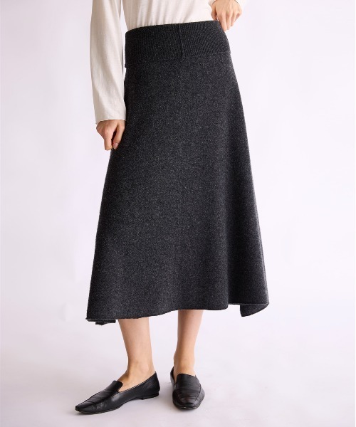 WALANCE(ワランス)の「MERINO WOOL FLARE SKIRT(スカート・レディース・チャコールグレー/セージグリーン/モカ・FREE)」の2枚目の写真