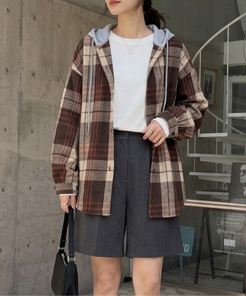 AMELY(エミリー)の「オーバーサイズチェックシャツ/フード取り外し可能(シャツ/ブラウス・レディース・ブラック/ブラウン/グレー/イエロー/ブルー/ブラウン系その他・フリー)」の5枚目の写真