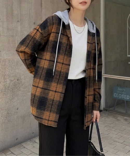 AMELY(エミリー)の「オーバーサイズチェックシャツ/フード取り外し可能(シャツ/ブラウス・レディース・ブラック/ブラウン/グレー/イエロー/ブルー/ブラウン系その他・フリー)」の4枚目の写真