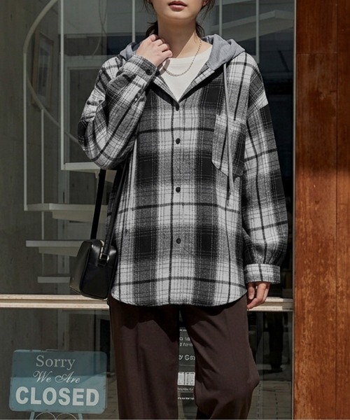 AMELY(エミリー)の「オーバーサイズチェックシャツ/フード取り外し可能(シャツ/ブラウス・レディース・ブラック/ブラウン/グレー/イエロー/ブルー/ブラウン系その他・フリー)」の2枚目の写真