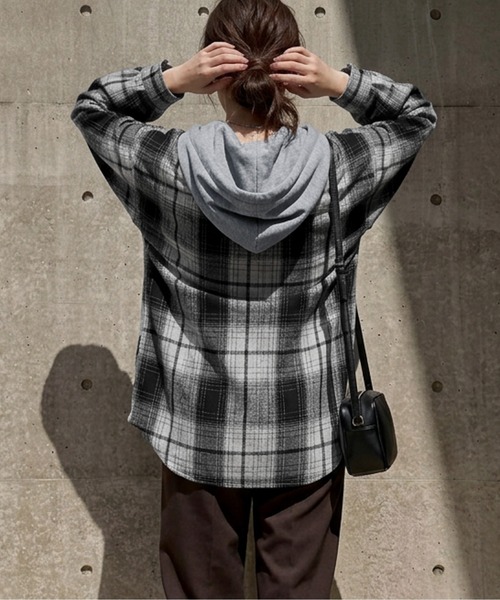 AMELY(エミリー)の「オーバーサイズチェックシャツ/フード取り外し可能(シャツ/ブラウス・レディース・ブラック/ブラウン/グレー/イエロー/ブルー/ブラウン系その他・フリー)」の15枚目の写真