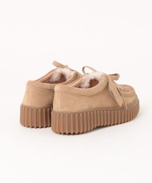 Clarks(クラークス)の「Clarks クラークス TORHILL BEE【本革】レディースシューズ 厚底 ワラビー モカシン(トーヒルビー) 26327766 ウォームサンドスエード(モカシン/デッキシューズ・レディース・サンドベージュ・24.0cm/23.5cm/23.0cm/24.5cm/22.5cm)」の2枚目の写真