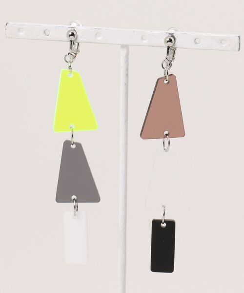 tone（トーン）の「【Noll】"ANGLE EARRINGS 01 "（イヤリング・レディース・ピンク/イエロー・FREE）」の2枚目の写真