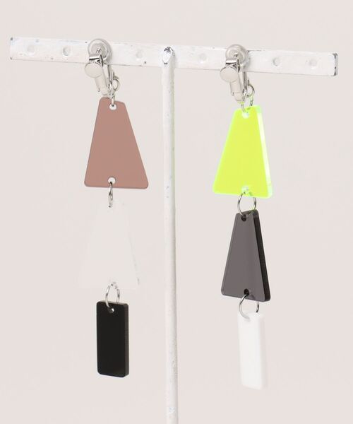 tone（トーン）の「【Noll】"ANGLE EARRINGS 01 "（イヤリング・レディース・ピンク/イエロー・FREE）」の3枚目の写真