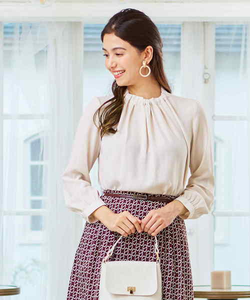 NARACAMICIE（ナラカミーチェ）の「ソフトジョーゼットネックギャザー長袖ブラウス（シャツ/ブラウス・レディース・ホワイト/グリーン/ネイビー・SMALL/MEDIUM/LARGE）」の2枚目の写真