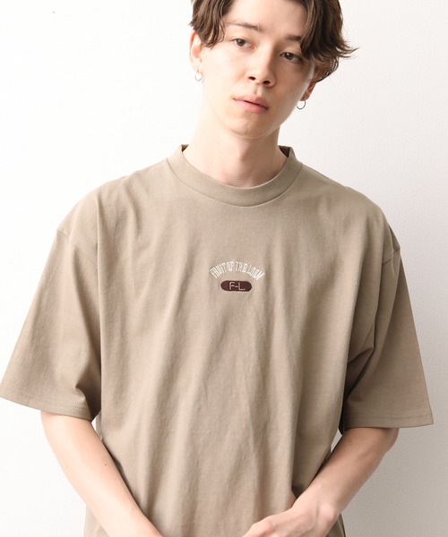 FRUIT OF THE LOOM（フルーツオブザルーム）の「FRUIT別注ミニカレッジロゴTEE（Tシャツ/カットソー・メンズ・オフホワイト/パープル/ベージュ・L/M）」の3枚目の写真