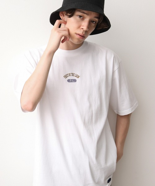 FRUIT OF THE LOOM（フルーツオブザルーム）の「FRUIT別注ミニカレッジロゴTEE（Tシャツ/カットソー・メンズ・オフホワイト/パープル/ベージュ・L/M）」の2枚目の写真