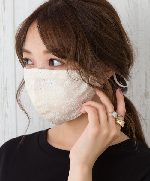 SpRay（スプレイ）の「エンブロレースファッションマスク（マスク・レディース・オフホワイト/アイボリー/ピンク/サックスブルー/ネイビー・FREE）」の3枚目の写真