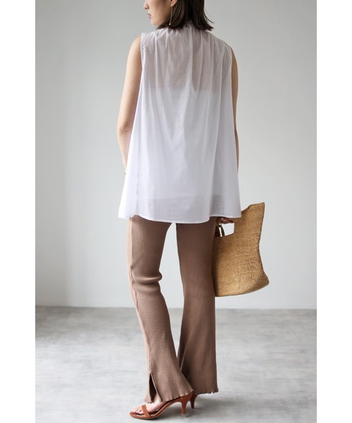 Bonjour Sagan(ボンジュールサガン)の「フリルネックノースリーブブラウス(タンクトップ・レディース・ホワイト/ブラック/サックスブルー・FREE)」の11枚目の写真