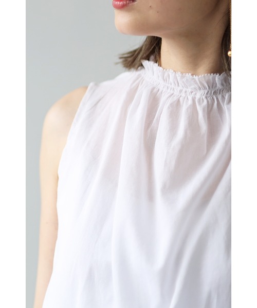 Bonjour Sagan(ボンジュールサガン)の「フリルネックノースリーブブラウス(タンクトップ・レディース・ホワイト/ブラック/サックスブルー・FREE)」の12枚目の写真