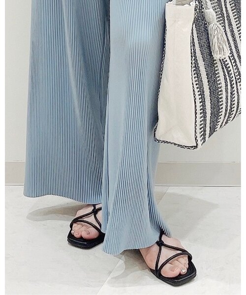 SHOO・LA・RUE（シューラルー）の「◆丸ヒモ甲エックスサンダル（サンダル・レディース・キャメル/ブラック・35/45/25）」の2枚目の写真