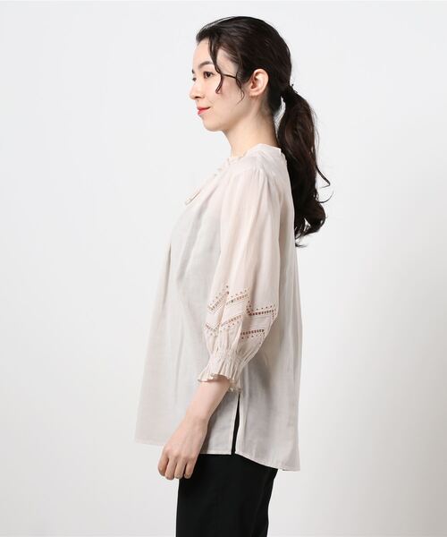 Rewde（ルゥデ）の「【雑誌掲載・TV着用】【2WAY】フリルネック刺繍ブラウス（1R13-M05142）（シャツ/ブラウス・レディース・ホワイト/ベージュ/ネイビー/イエロー・M）」の7枚目の写真