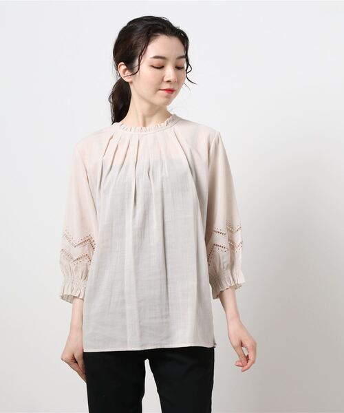 Rewde（ルゥデ）の「【雑誌掲載・TV着用】【2WAY】フリルネック刺繍ブラウス（1R13-M05142）（シャツ/ブラウス・レディース・ホワイト/ベージュ/ネイビー/イエロー・M）」の14枚目の写真