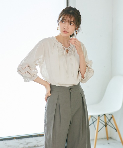 Rewde（ルゥデ）の「【雑誌掲載・TV着用】【2WAY】フリルネック刺繍ブラウス（1R13-M05142）（シャツ/ブラウス・レディース・ホワイト/ベージュ/ネイビー/イエロー・M）」の2枚目の写真