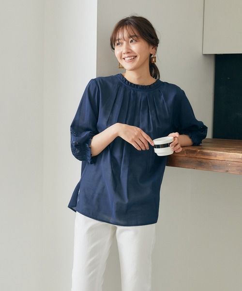 Rewde（ルゥデ）の「【雑誌掲載・TV着用】【2WAY】フリルネック刺繍ブラウス（1R13-M05142）（シャツ/ブラウス・レディース・ホワイト/ベージュ/ネイビー/イエロー・M）」の3枚目の写真