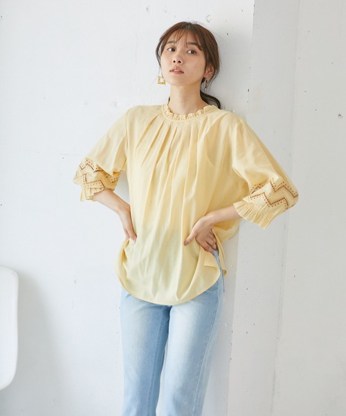 Rewde（ルゥデ）の「【雑誌掲載・TV着用】【2WAY】フリルネック刺繍ブラウス（1R13-M05142）（シャツ/ブラウス・レディース・ホワイト/ベージュ/ネイビー/イエロー・M）」の4枚目の写真