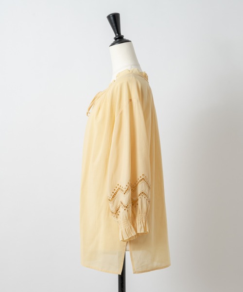 Rewde（ルゥデ）の「【雑誌掲載・TV着用】【2WAY】フリルネック刺繍ブラウス（1R13-M05142）（シャツ/ブラウス・レディース・ホワイト/ベージュ/ネイビー/イエロー・M）」の6枚目の写真