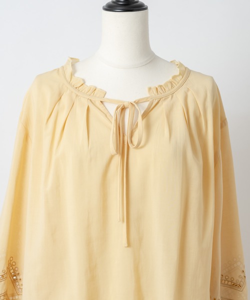 Rewde（ルゥデ）の「【雑誌掲載・TV着用】【2WAY】フリルネック刺繍ブラウス（1R13-M05142）（シャツ/ブラウス・レディース・ホワイト/ベージュ/ネイビー/イエロー・M）」の13枚目の写真