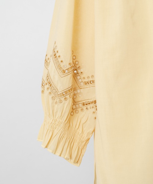 Rewde（ルゥデ）の「【雑誌掲載・TV着用】【2WAY】フリルネック刺繍ブラウス（1R13-M05142）（シャツ/ブラウス・レディース・ホワイト/ベージュ/ネイビー/イエロー・M）」の10枚目の写真