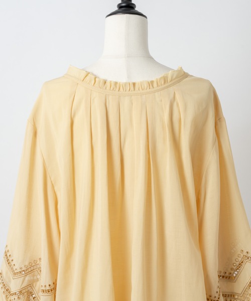 Rewde（ルゥデ）の「【雑誌掲載・TV着用】【2WAY】フリルネック刺繍ブラウス（1R13-M05142）（シャツ/ブラウス・レディース・ホワイト/ベージュ/ネイビー/イエロー・M）」の5枚目の写真