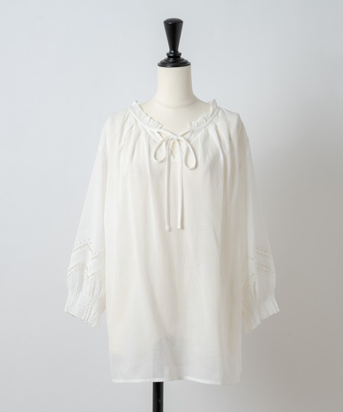 Rewde（ルゥデ）の「【雑誌掲載・TV着用】【2WAY】フリルネック刺繍ブラウス（1R13-M05142）（シャツ/ブラウス・レディース・ホワイト/ベージュ/ネイビー/イエロー・M）」の18枚目の写真