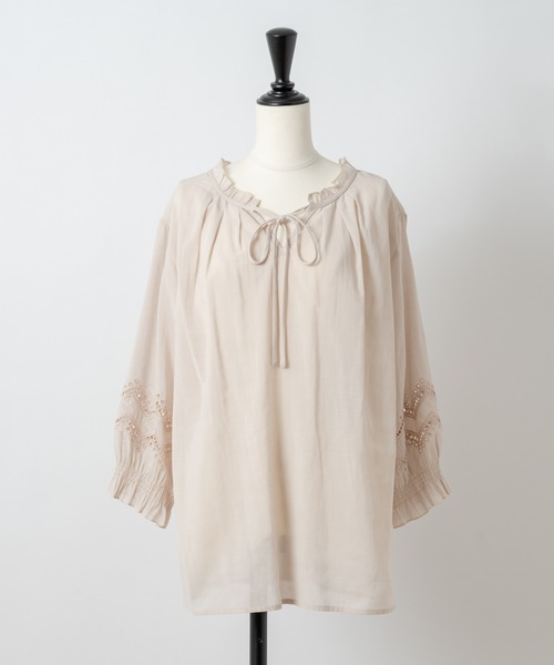 Rewde（ルゥデ）の「【雑誌掲載・TV着用】【2WAY】フリルネック刺繍ブラウス（1R13-M05142）（シャツ/ブラウス・レディース・ホワイト/ベージュ/ネイビー/イエロー・M）」の17枚目の写真