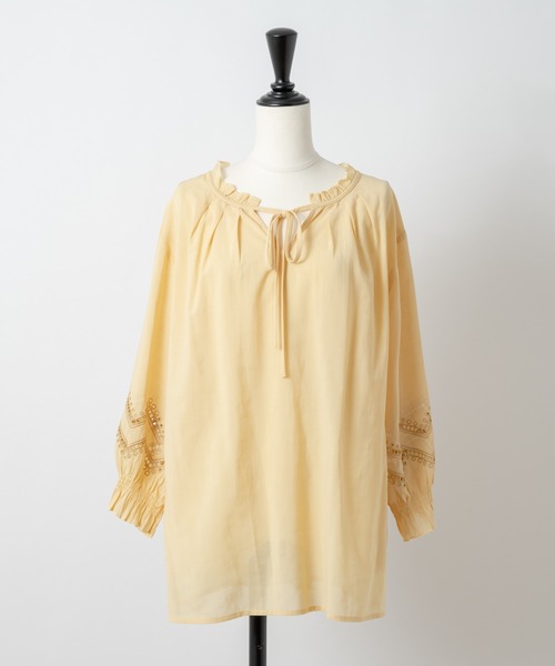 Rewde（ルゥデ）の「【雑誌掲載・TV着用】【2WAY】フリルネック刺繍ブラウス（1R13-M05142）（シャツ/ブラウス・レディース・ホワイト/ベージュ/ネイビー/イエロー・M）」の19枚目の写真