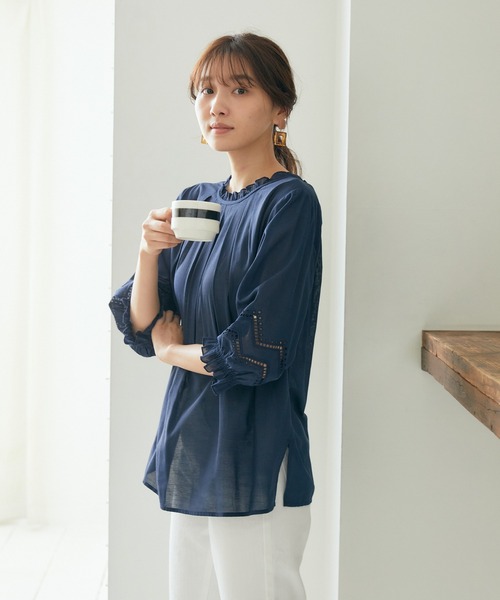 Rewde（ルゥデ）の「【雑誌掲載・TV着用】【2WAY】フリルネック刺繍ブラウス（1R13-M05142）（シャツ/ブラウス・レディース・ホワイト/ベージュ/ネイビー/イエロー・M）」の21枚目の写真