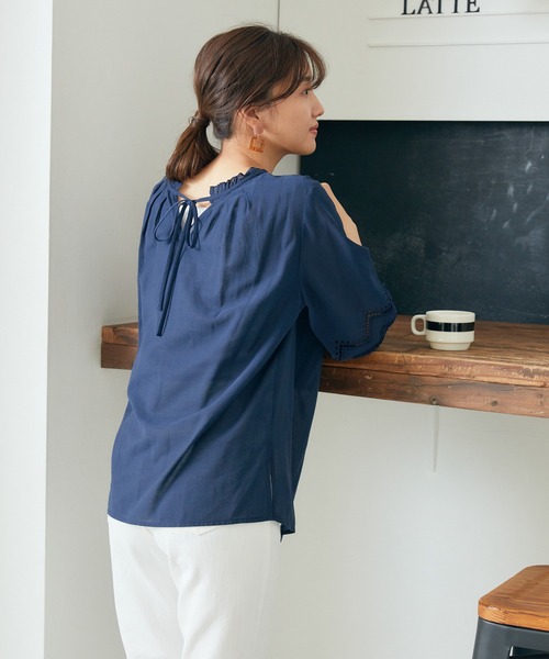 Rewde（ルゥデ）の「【雑誌掲載・TV着用】【2WAY】フリルネック刺繍ブラウス（1R13-M05142）（シャツ/ブラウス・レディース・ホワイト/ベージュ/ネイビー/イエロー・M）」の20枚目の写真