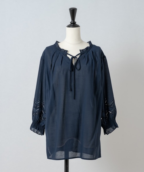 Rewde（ルゥデ）の「【雑誌掲載・TV着用】【2WAY】フリルネック刺繍ブラウス（1R13-M05142）（シャツ/ブラウス・レディース・ホワイト/ベージュ/ネイビー/イエロー・M）」の16枚目の写真