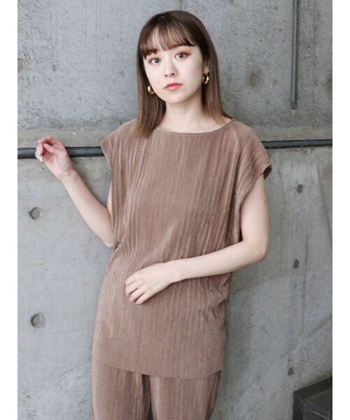 MURUA（ムルーア）の「シャイニープリーツトップス（シャツ/ブラウス・レディース・グレー/モカ・FREE）」の3枚目の写真