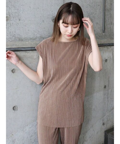 MURUA（ムルーア）の「シャイニープリーツトップス（シャツ/ブラウス・レディース・グレー/モカ・FREE）」の4枚目の写真