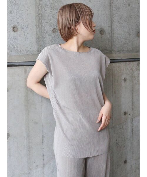MURUA（ムルーア）の「シャイニープリーツトップス（シャツ/ブラウス・レディース・グレー/モカ・FREE）」の7枚目の写真