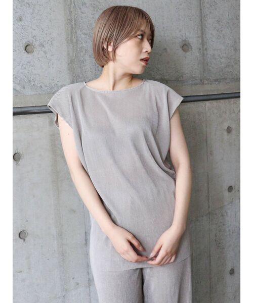 MURUA（ムルーア）の「シャイニープリーツトップス（シャツ/ブラウス・レディース・グレー/モカ・FREE）」の8枚目の写真