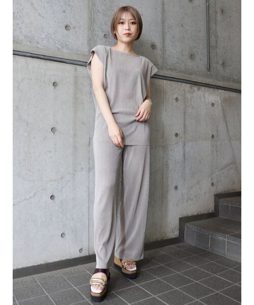 MURUA（ムルーア）の「シャイニープリーツトップス（シャツ/ブラウス・レディース・グレー/モカ・FREE）」の9枚目の写真