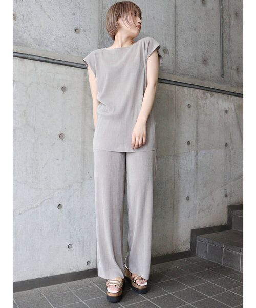 MURUA（ムルーア）の「シャイニープリーツトップス（シャツ/ブラウス・レディース・グレー/モカ・FREE）」の10枚目の写真