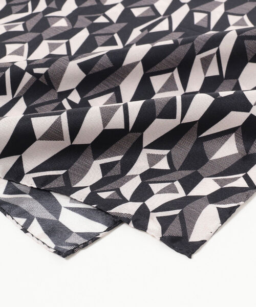 Ray BEAMS（レイビームス）の「LELLE × Ray BEAMS / 別注 シルクスカーフ（バンダナ/スカーフ・レディース・ブラック/グリーン・ONE SIZE）」の3枚目の写真