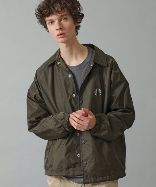 VALLIS by FACTOTUM（ヴァリスバイファクトタム）の「STUDIOUS別注 サークルロゴバックプリントコーチジャケット（ナイロンジャケット・メンズ・グリーン/バーガンディー/ブラウン・LARGE/MEDIUM）」の2枚目の写真