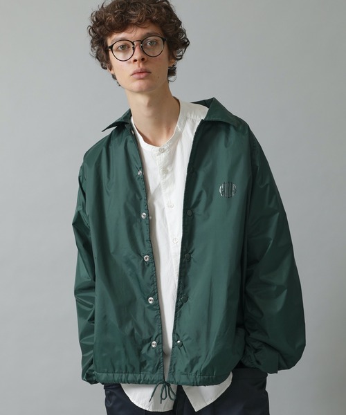 VALLIS by FACTOTUM（ヴァリスバイファクトタム）の「STUDIOUS別注 サークルロゴバックプリントコーチジャケット（ナイロンジャケット・メンズ・グリーン/バーガンディー/ブラウン・LARGE/MEDIUM）」の3枚目の写真